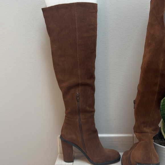 Gianni Bini Suede Brown knee high boots. Size 7. 4 inch heel. Gently used. - Picture 4 of 16